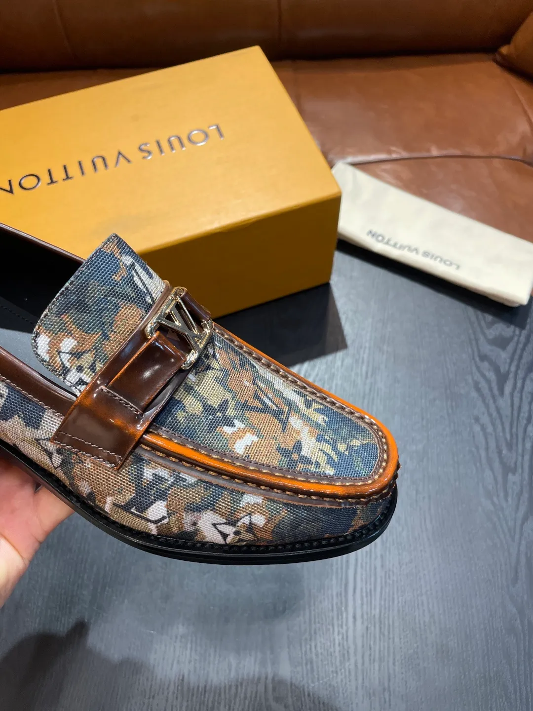 [LV] Leather shoes - High-end quality - Upper: 🔝Tumbled cowhide, Nappa cowhide, brand logo sewn on the shoe body - Inner: cowhide, foot pad; water-dyed cowhide - Outsole: T men's shoes 💰R·Rubber foam; two-color molded outsole -Super high quality control·Fine workmanship: highlighted (high-end·luxury·grade) -Size: 38-44 (45 can be customized)